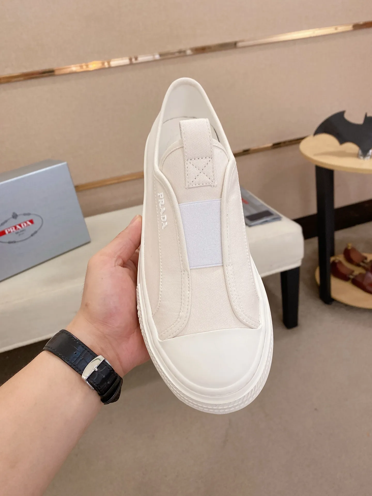 Factory price 580💰 ✔️✔️✔️High version High-quality new PRADA counters are on the market at the same time. The new men's shoes and 😘fabrics are selected from first-layer cowhide and are made by pure handicrafts. Lining: Full cowhide lining. 👍🏿 High-end ☄️ air-cushion molded anti-slip rubber outsole, exquisite lines, simple and elegant, comfortable and high-end for leisure travel. Code number: 38 to 44 (45 can be customized)